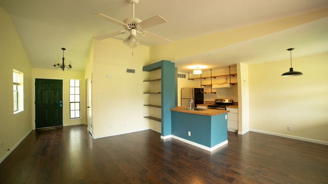 Building Photo - 1601 Faro Dr