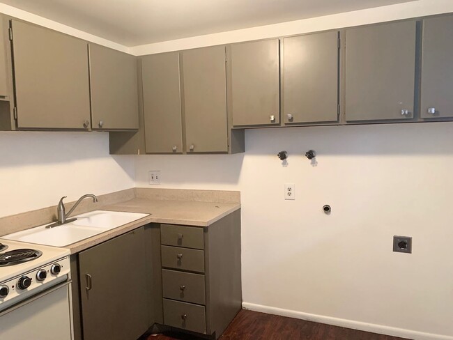 Building Photo - Two bedroom apt, Salt Lake City; 1,000 sq ...