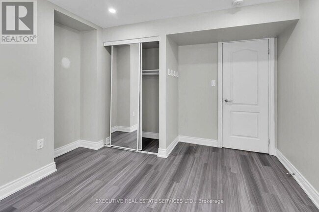 Photo du bâtiment - 265 Bruce Cameron Dr