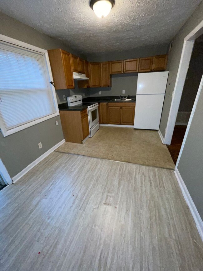 Building Photo - Beautiful 2 bedrooms 1 bathroom unit, read...