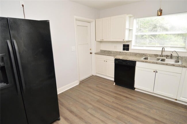 Building Photo - 1321 Overlea St