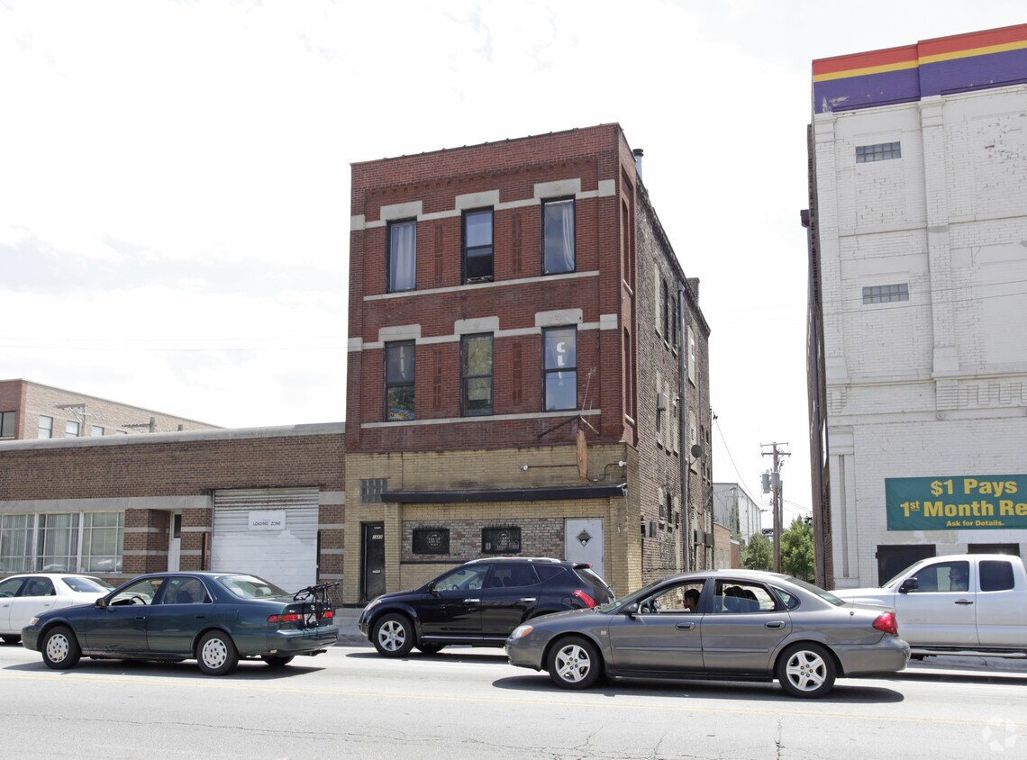 Primary Photo - 1665 W Fullerton Ave