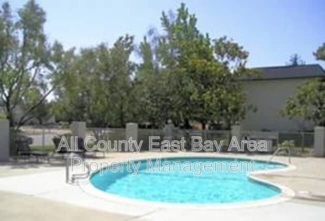 Building Photo - 1741 Catalina Ct