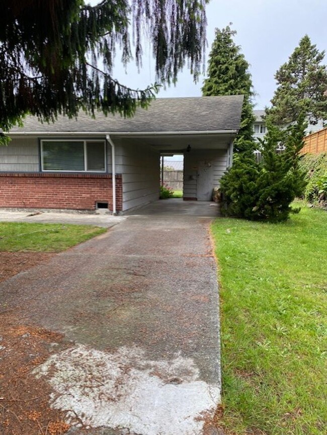 Building Photo - Cute home on a quiet street. Pets are welc...