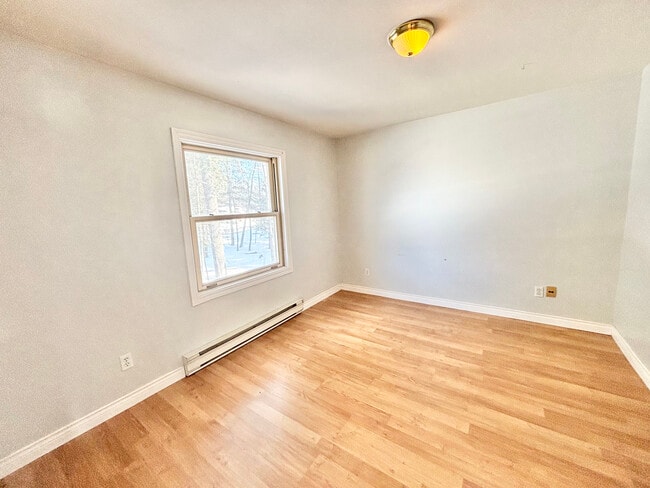 Building Photo - 2-Bedroom, 1-Bathroom Spacious Unit