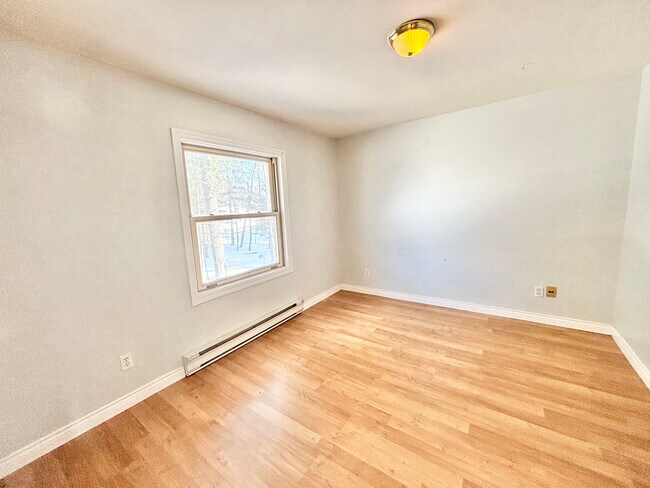 Photo du bâtiment - 2-Bedroom, 1-Bathroom Spacious Unit