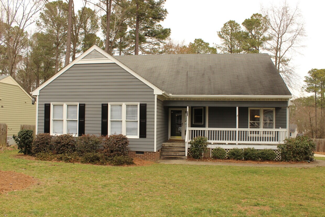 Primary Photo - Spacious House! Corner Lot! Large Fenced-i...