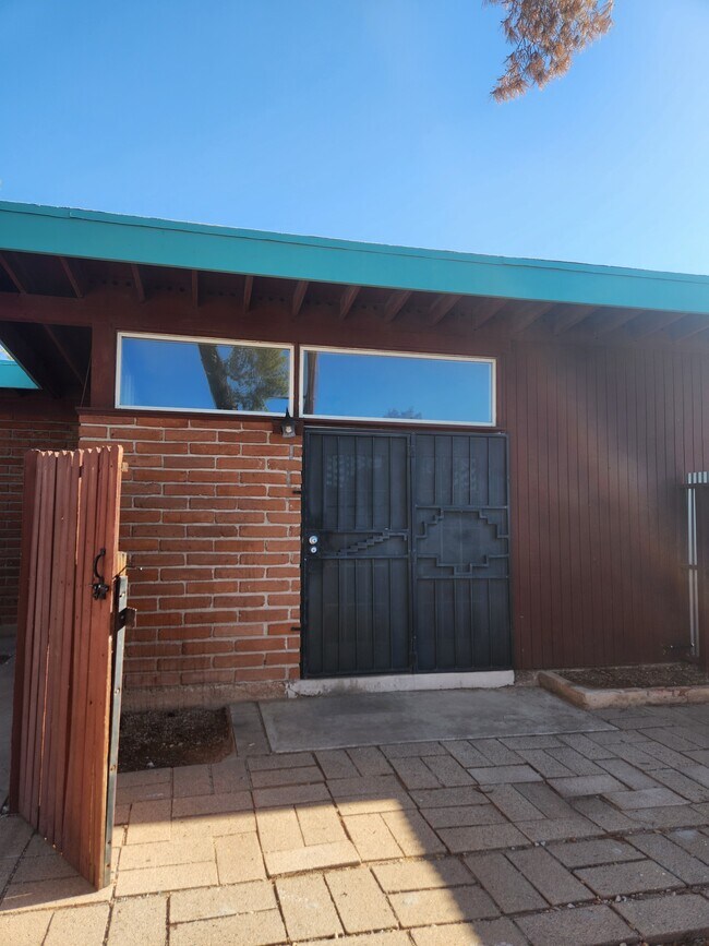 Foto del edificio - 1210 E Prince Rd