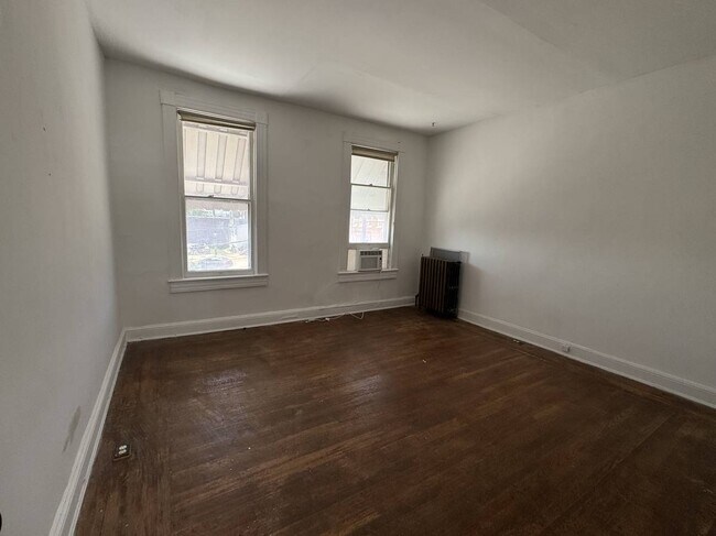 Living room - 716 W 36th St