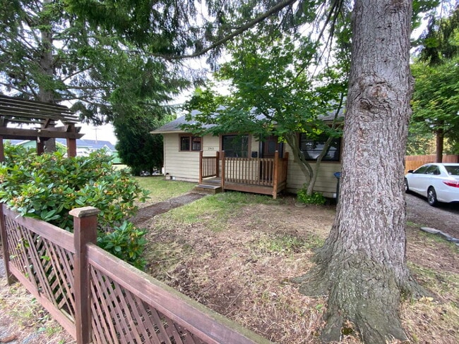 Building Photo - 3-bedroom Home with Large Fenced Yard - Wa...
