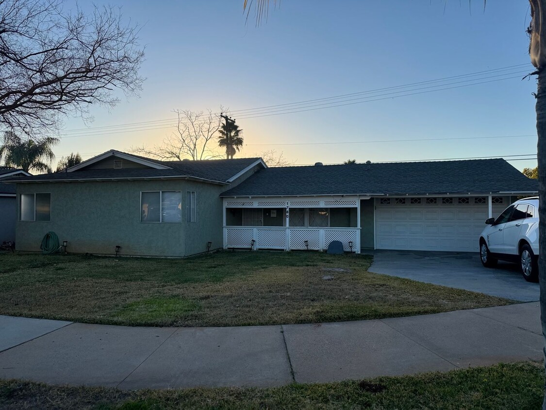 Foto principal - Beautifully Remodeled Home With Front & Si...