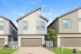 Building Photo - 18306 W Centro Cir