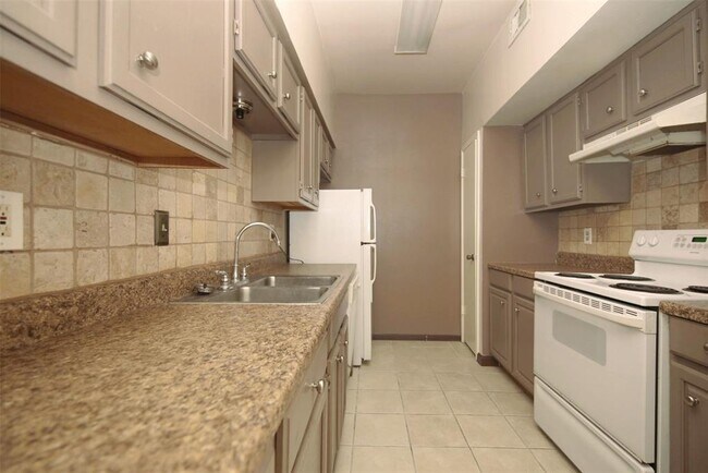 Building Photo - 7284 Regency Square Blvd