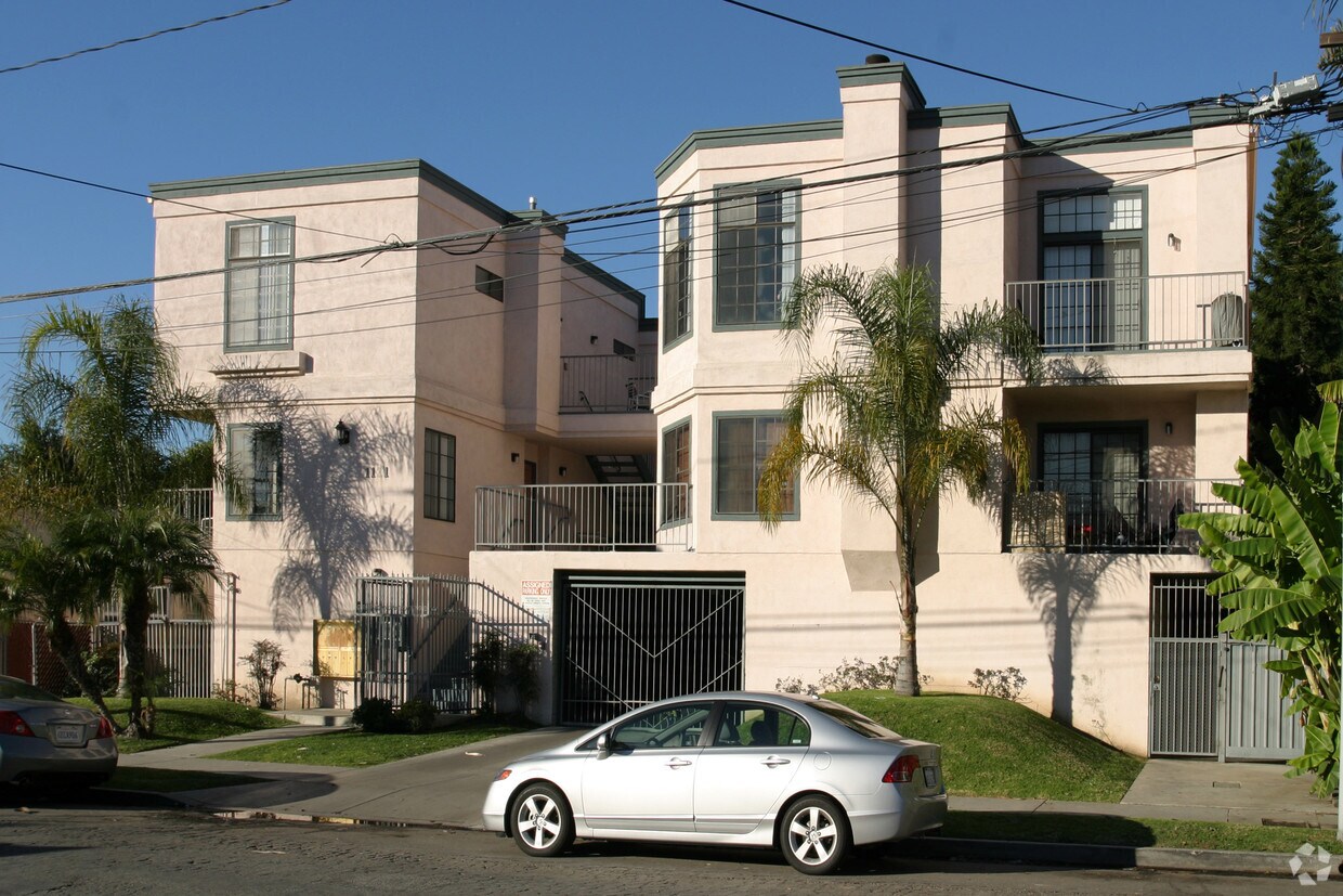 Building Photo - 1121 Roswell Ave