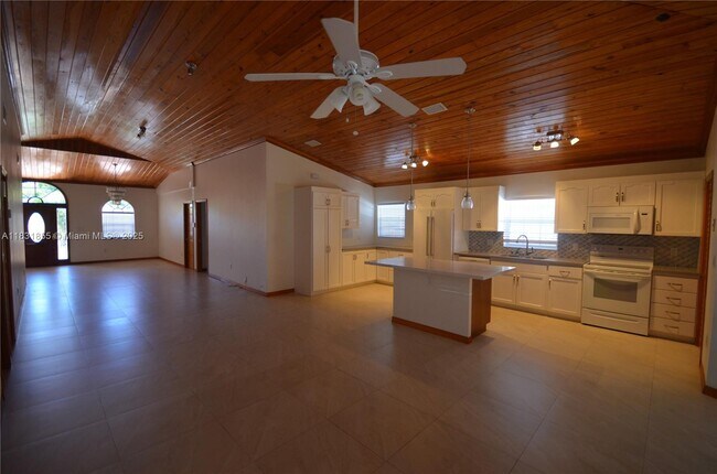 Foto del edificio - 4625 SW 1st St