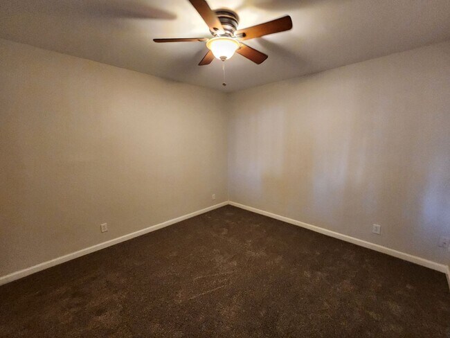 Building Photo - Beautiful home with granite slab counters