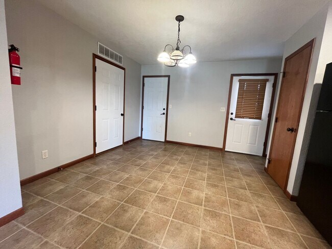 Foto del edificio - 2 Bed/1.5 Bath Townhome For Rent!