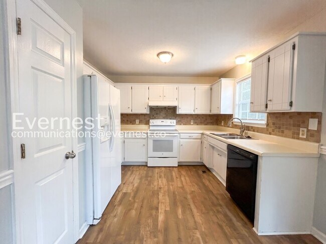 Building Photo - 3 Bed/2 Bath Home with Off-Street Parking / Pet-Friendly / Available Now!
