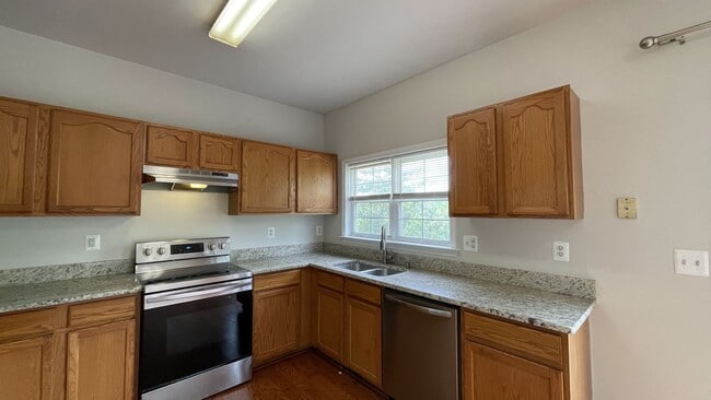 Building Photo - Stafford End Unit Townhome
