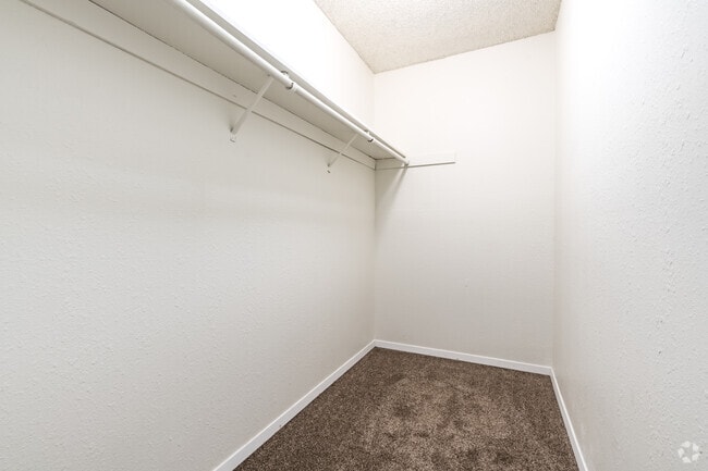 2BR, 1BA - 895SF - Closet - Barcelona
