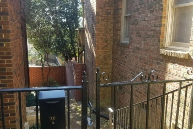 The gate and the mail box - 20 Gibbes Ct