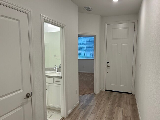 Foto del edificio - Beautiful 4 Bedroom 3 Bath Brentwood Home