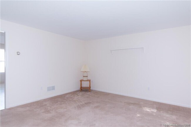 Foto del edificio - 6 Larkspur Ln