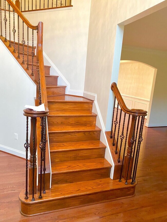 Building Photo - Luxurious 5 Bedroom Colonial Home in Ellic...