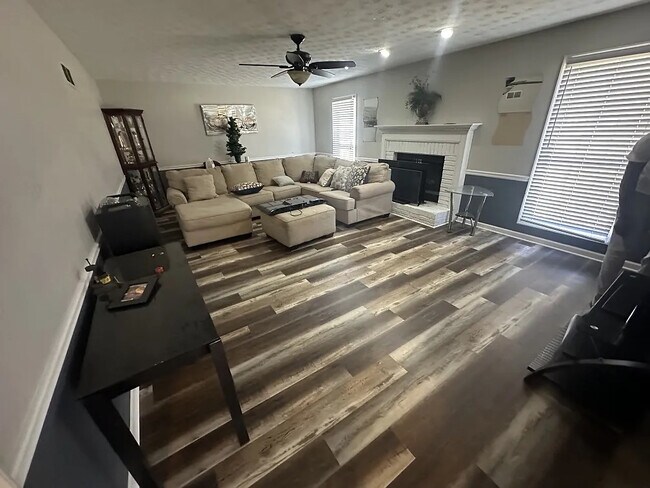 Foto del edificio - Room in Single Family Home on Hayes Ln