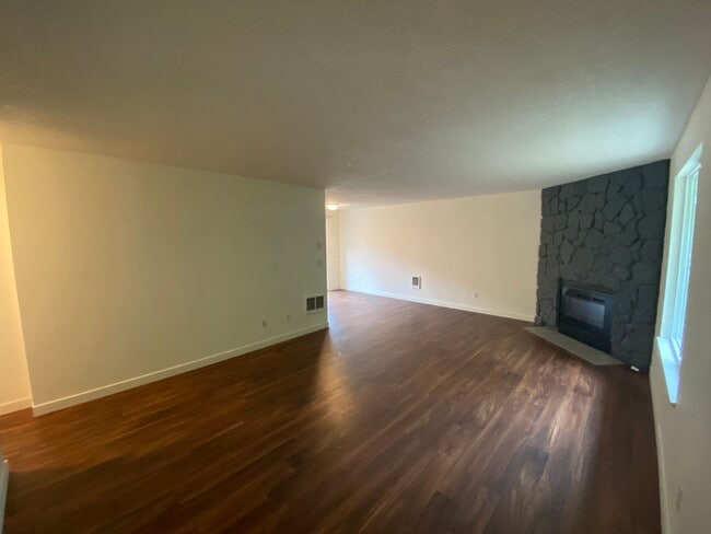 Building Photo - NKE1741