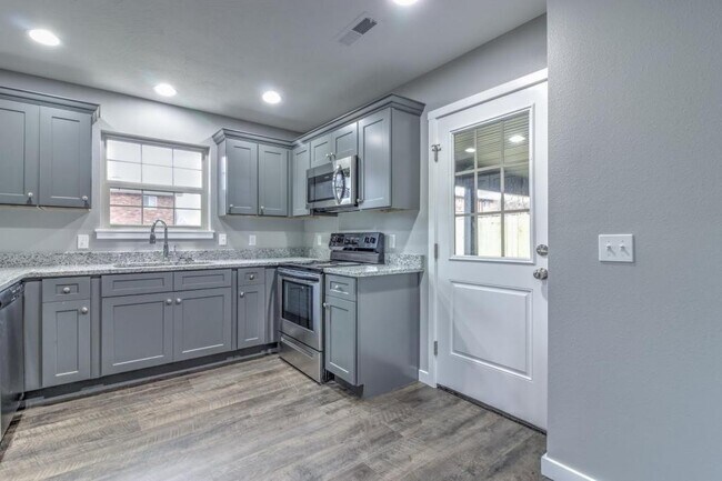 Building Photo - 2850 E Stanford St