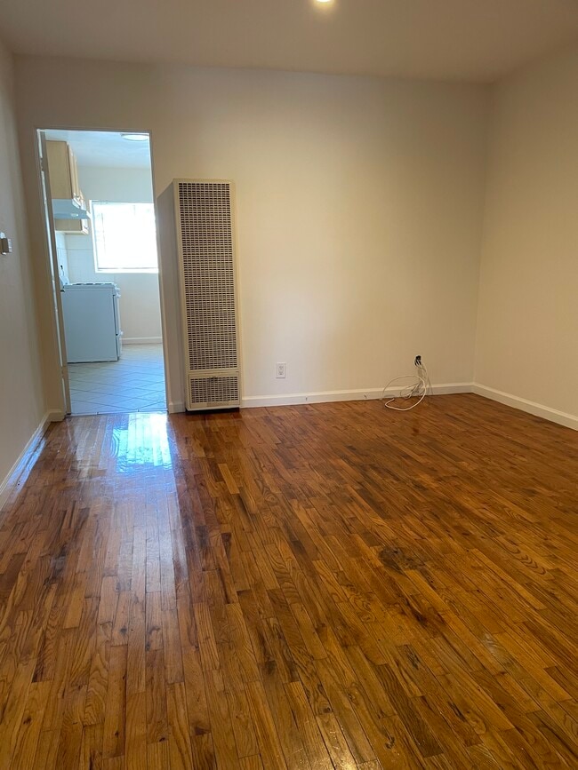 Building Photo - 811 Broadway St