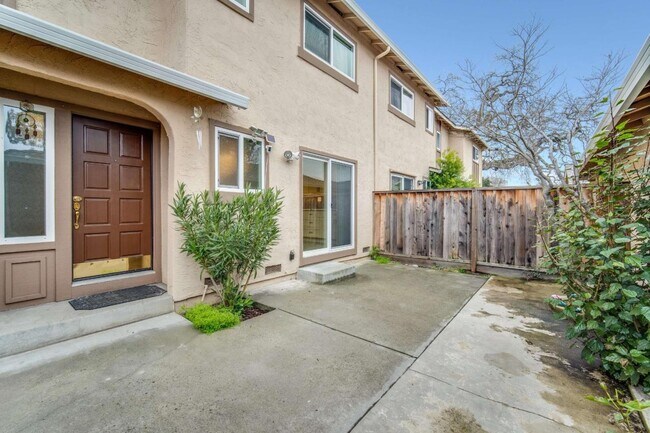 Building Photo - 1360 Roadrunner Terrace