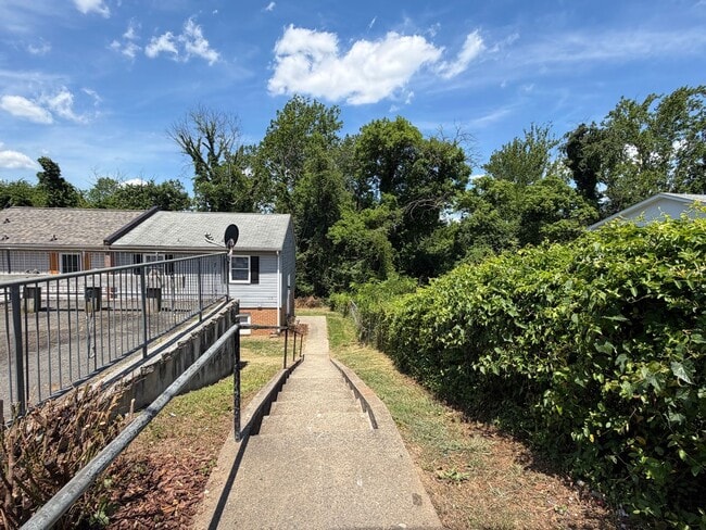 Building Photo - 813 Ridge St