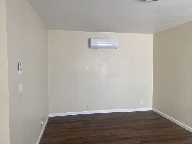Building Photo - 1 Bedroom 1  Bathroom unit available in Tr...