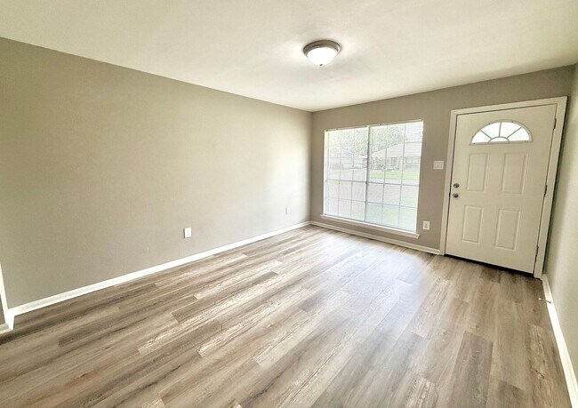 Foto del edificio - Bright & Spacious 3 Bedroom Brick Home with Double Carport & Large Backyard
