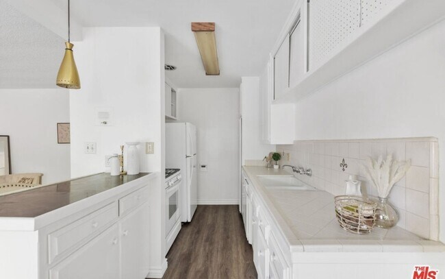 Foto del edificio - Corner-Unit 1 Bedroom with HUGE Outdoor Space