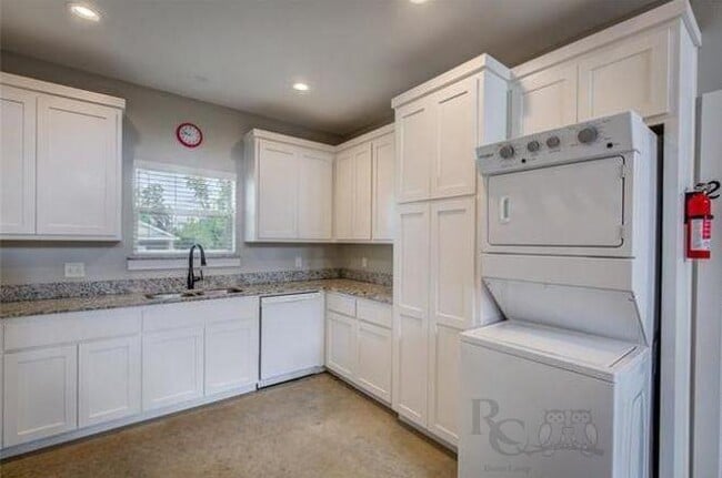 Building Photo - 703 Maple St