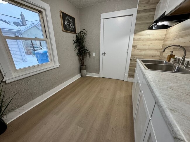 Building Photo - 1 bed, 1 bath home for rent in Waterloo