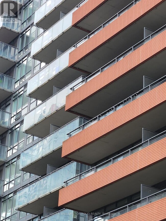 Photo du bâtiment - 705-4k Spadina Ave.