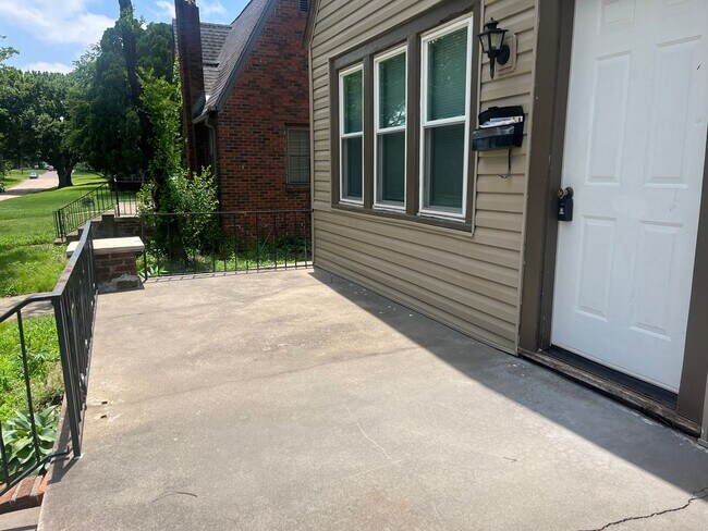 Building Photo - Charming 1 bed 1 bath 1930's bungalow in Midtown!