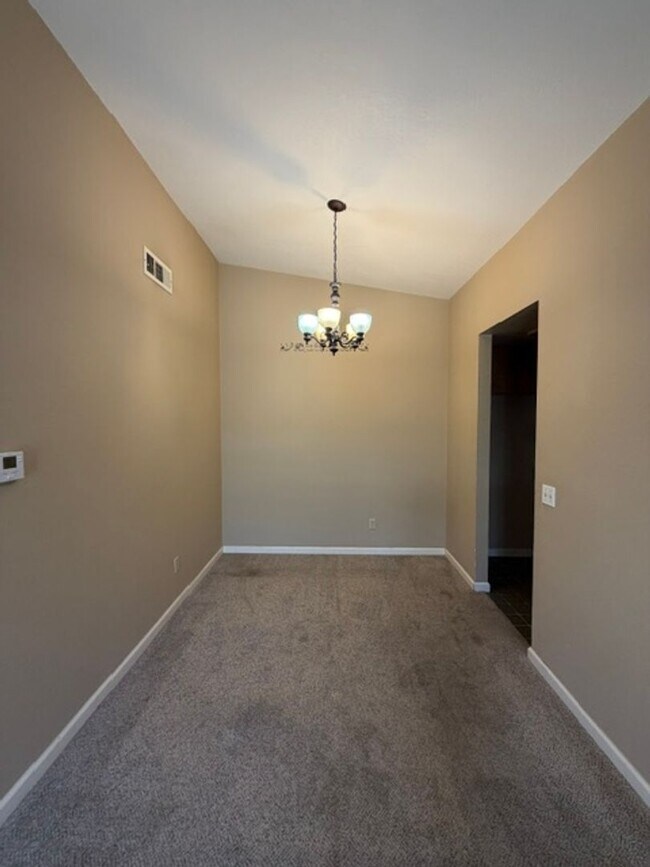 Foto del edificio - Charming 2 Bedroom, 1 Bath Home with Garage & Fireplace