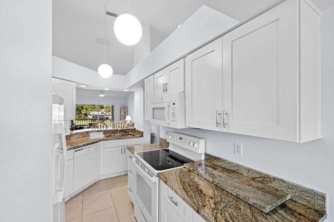 Foto del edificio - 6 MONTH RENTAL - 2 + DEN / 2 BATH AT PIPER...