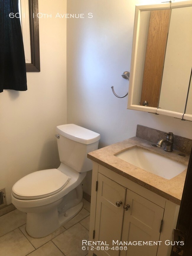 Building Photo - Very Nice 3 Bedroom Duplex on Quiet Street