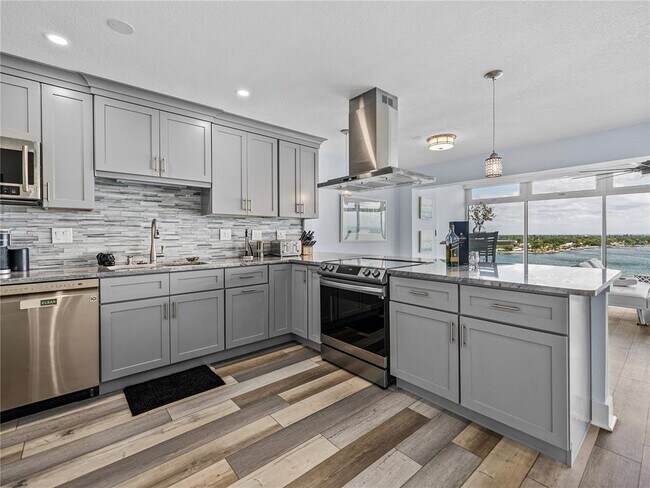 Building Photo - 7200 Sunshine Skyway Ln S