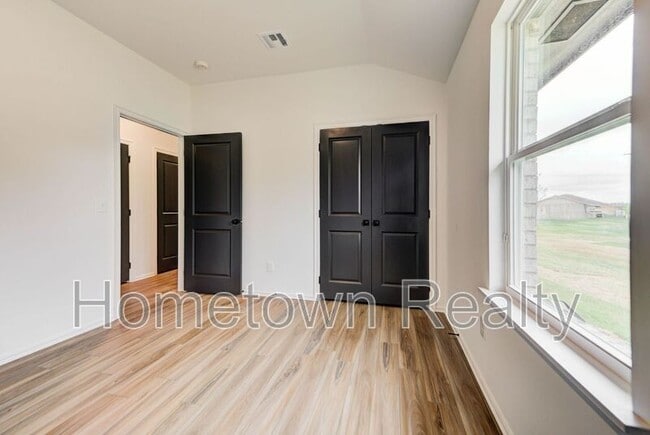 Building Photo - 500 N Cyn Ter