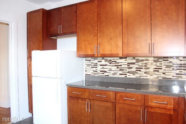 Foto del edificio - 2 br, 1 bath  - 15 Seaman Ave 5D