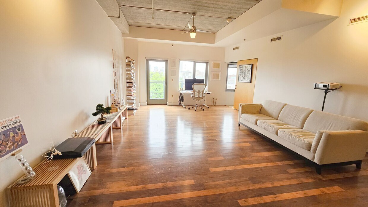 Foto principal - Incredible Top-Floor 1BR with Skyline View...