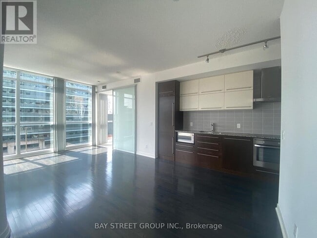 Photo du bâtiment - 770-1770 Bay St.
