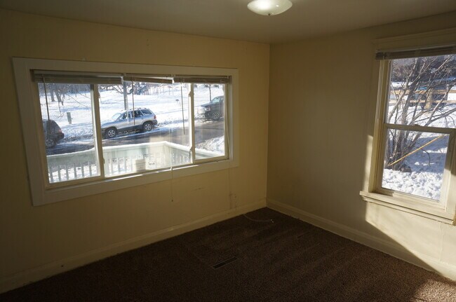 Building Photo - AVAILABLE JUNE - 2 BED 1 BATH